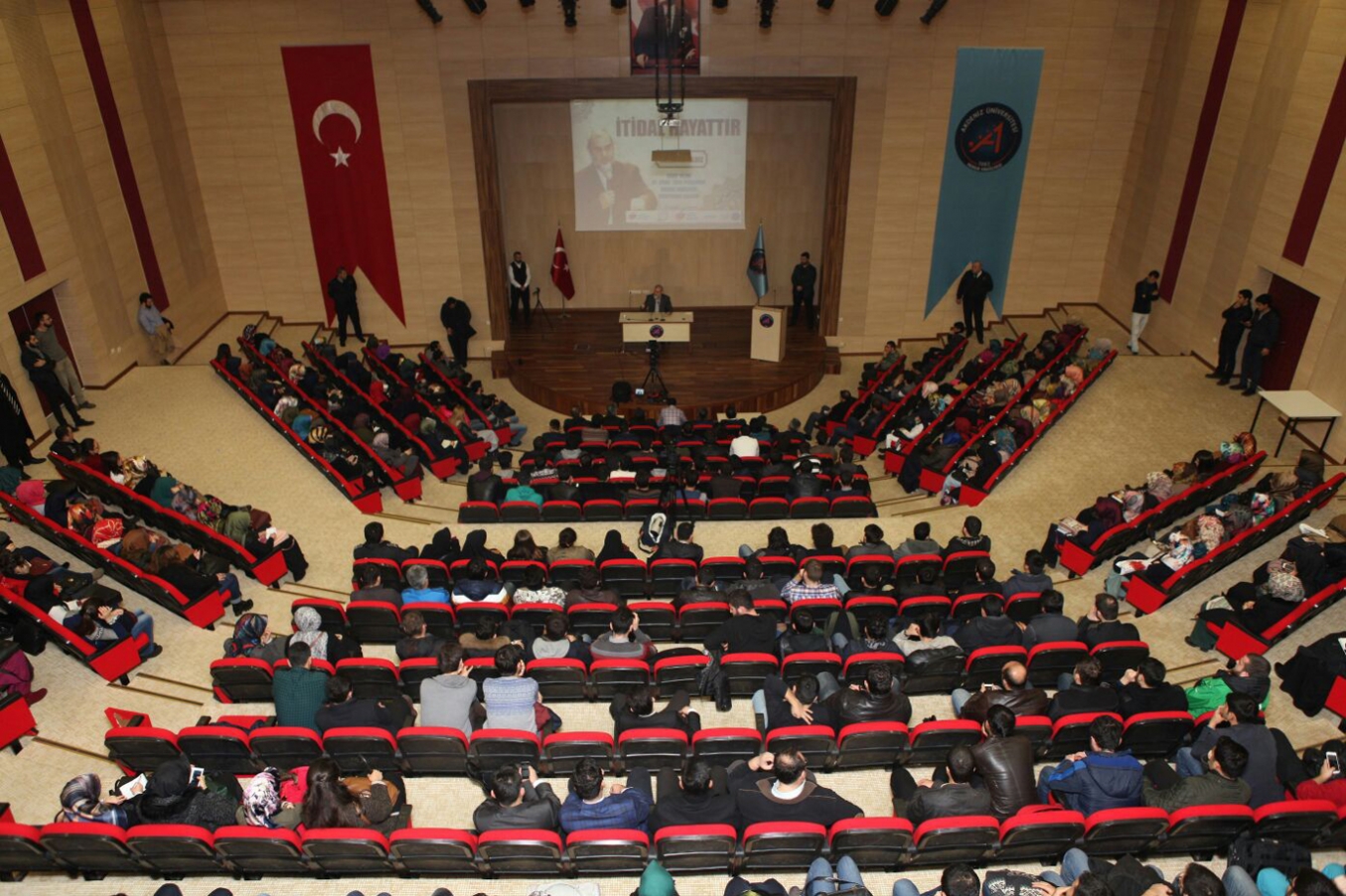 Akdeniz Üniversitesi’nde solcu gruplardan provokasyon Akdeniz Üniversitesi’nde solcu gruplardan provokasyon